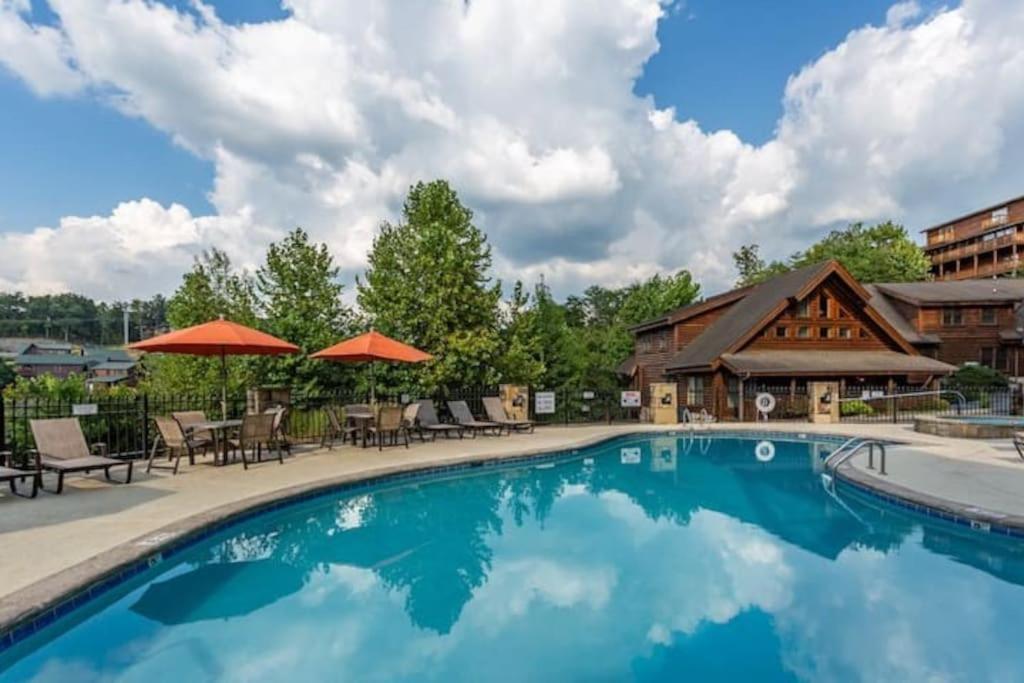 2 Miles From Dollywood Family Resort With Seasonal Outdoor Swimming Pool, Year Around Heated Indoor Swimming Pool, Townhome Style Cabin, Private Hot Tub, Arcade, Tv, Wifi, Kitchen With Refrigerator, Washer And Dryer Pigeon Forge Ngoại thất bức ảnh
