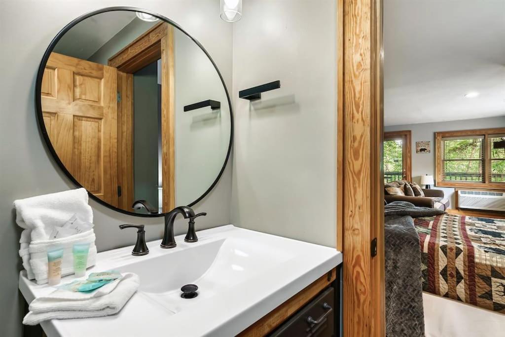 2 Miles From Dollywood Family Resort With Seasonal Outdoor Swimming Pool, Year Around Heated Indoor Swimming Pool, Townhome Style Cabin, Private Hot Tub, Arcade, Tv, Wifi, Kitchen With Refrigerator, Washer And Dryer Pigeon Forge Ngoại thất bức ảnh