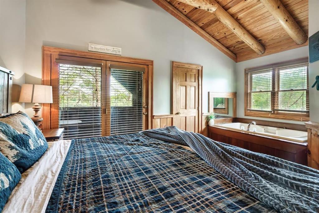 2 Miles From Dollywood Family Resort With Seasonal Outdoor Swimming Pool, Year Around Heated Indoor Swimming Pool, Townhome Style Cabin, Private Hot Tub, Arcade, Tv, Wifi, Kitchen With Refrigerator, Washer And Dryer Pigeon Forge Ngoại thất bức ảnh