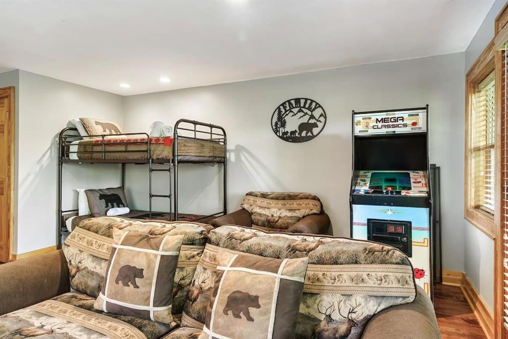 2 Miles From Dollywood Family Resort With Seasonal Outdoor Swimming Pool, Year Around Heated Indoor Swimming Pool, Townhome Style Cabin, Private Hot Tub, Arcade, Tv, Wifi, Kitchen With Refrigerator, Washer And Dryer Pigeon Forge Ngoại thất bức ảnh