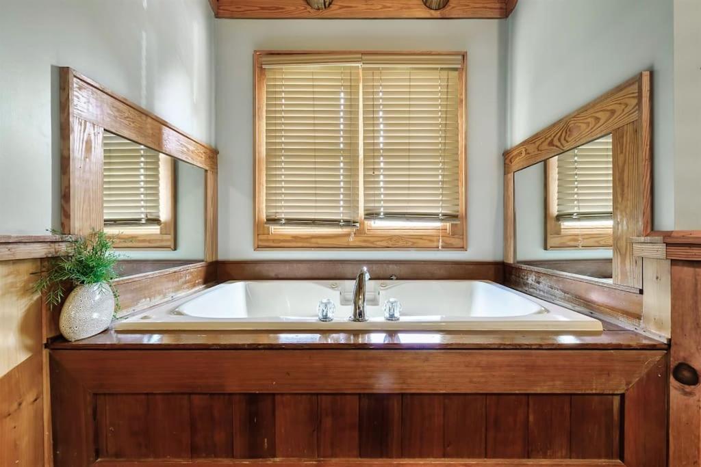 2 Miles From Dollywood Family Resort With Seasonal Outdoor Swimming Pool, Year Around Heated Indoor Swimming Pool, Townhome Style Cabin, Private Hot Tub, Arcade, Tv, Wifi, Kitchen With Refrigerator, Washer And Dryer Pigeon Forge Ngoại thất bức ảnh