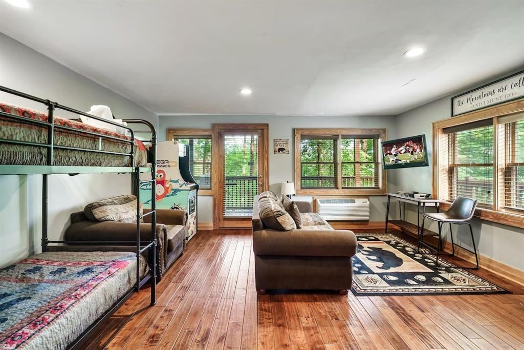 2 Miles From Dollywood Family Resort With Seasonal Outdoor Swimming Pool, Year Around Heated Indoor Swimming Pool, Townhome Style Cabin, Private Hot Tub, Arcade, Tv, Wifi, Kitchen With Refrigerator, Washer And Dryer Pigeon Forge Ngoại thất bức ảnh