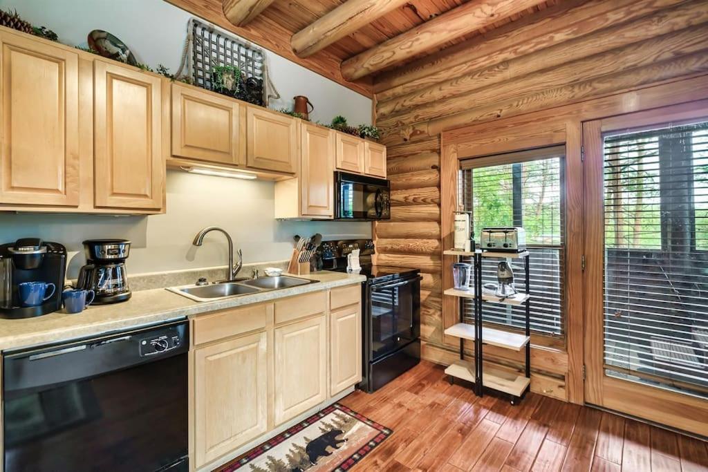 2 Miles From Dollywood Family Resort With Seasonal Outdoor Swimming Pool, Year Around Heated Indoor Swimming Pool, Townhome Style Cabin, Private Hot Tub, Arcade, Tv, Wifi, Kitchen With Refrigerator, Washer And Dryer Pigeon Forge Ngoại thất bức ảnh