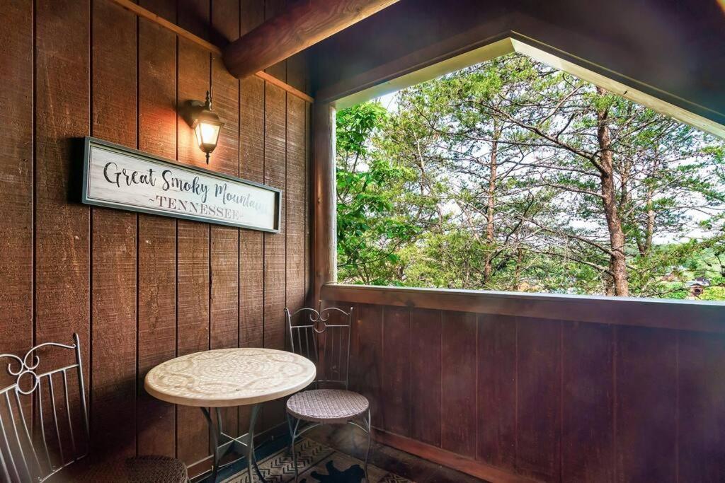2 Miles From Dollywood Family Resort With Seasonal Outdoor Swimming Pool, Year Around Heated Indoor Swimming Pool, Townhome Style Cabin, Private Hot Tub, Arcade, Tv, Wifi, Kitchen With Refrigerator, Washer And Dryer Pigeon Forge Ngoại thất bức ảnh