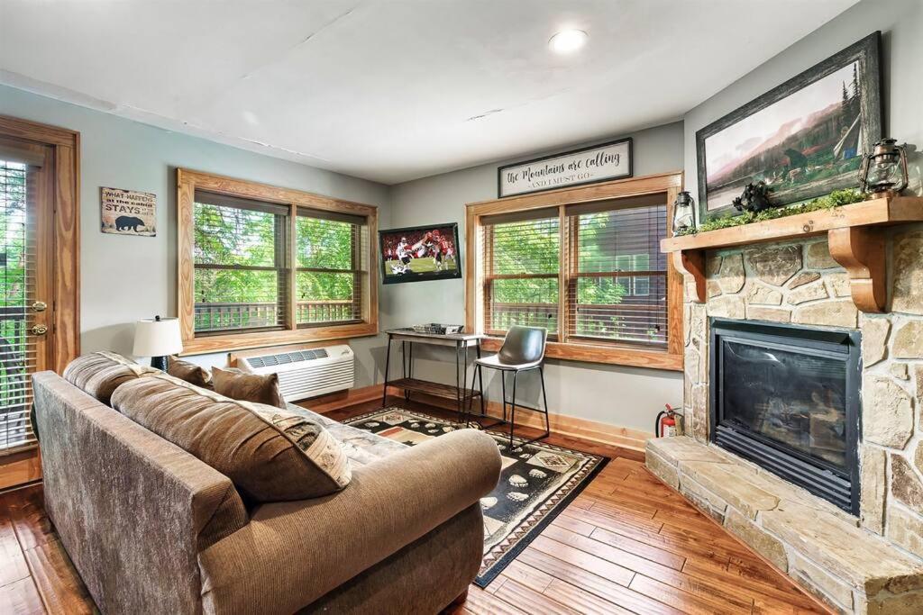 2 Miles From Dollywood Family Resort With Seasonal Outdoor Swimming Pool, Year Around Heated Indoor Swimming Pool, Townhome Style Cabin, Private Hot Tub, Arcade, Tv, Wifi, Kitchen With Refrigerator, Washer And Dryer Pigeon Forge Ngoại thất bức ảnh