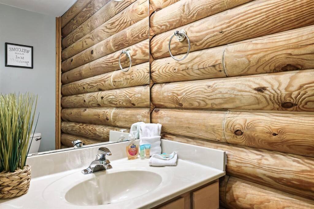 2 Miles From Dollywood Family Resort With Seasonal Outdoor Swimming Pool, Year Around Heated Indoor Swimming Pool, Townhome Style Cabin, Private Hot Tub, Arcade, Tv, Wifi, Kitchen With Refrigerator, Washer And Dryer Pigeon Forge Ngoại thất bức ảnh